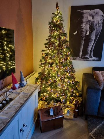 Kerstboom met heel veel Spullen  beschikbaar voor biedingen