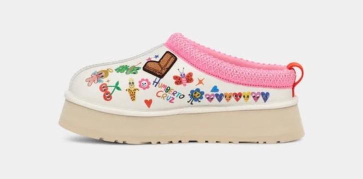 UGG Tazz Slipper 'Pop Sketch' LimitedEdition Maat 38 - Nieuw, Kleding | Dames, Schoenen, Nieuw, Instappers, Roze, Verzenden