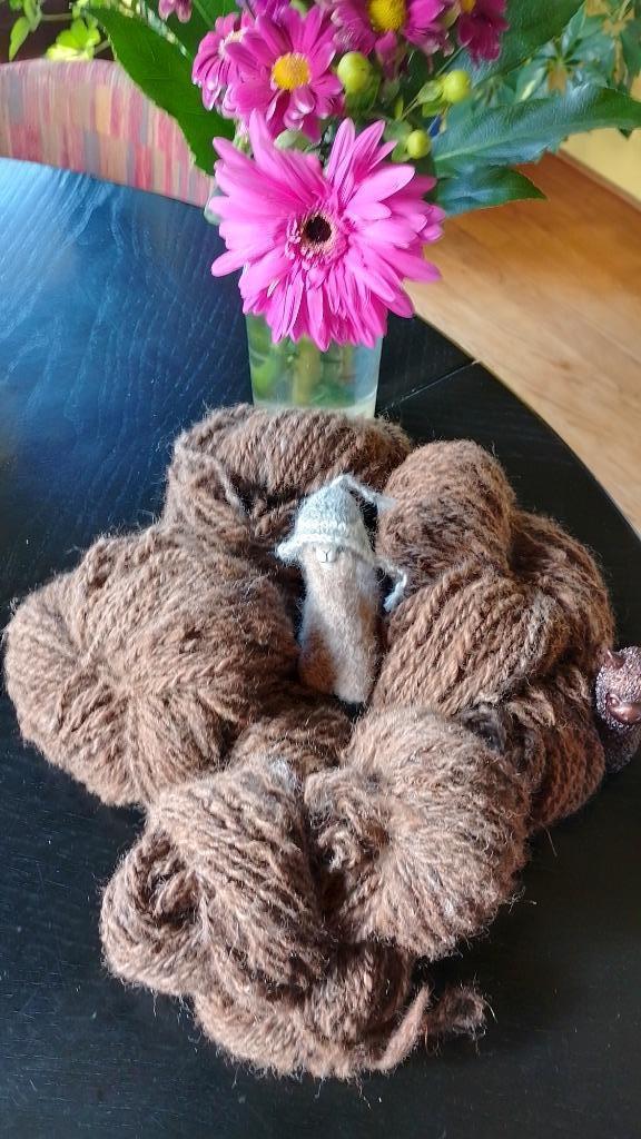 Alpaca wol handgesponnen rose grey - warm bruin 550g, Hobby en Vrije tijd, Breien en Haken, Nieuw, Breien of Haken, Wol of Garen