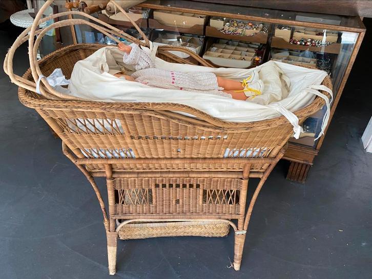 Antieke rieten wieg reiswieg van de Ridder en Zn Amsterdam, Antiek en Kunst, Antiek | Meubels | Bedden, Ophalen