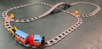 Elektrische Duplo trein met 2 wagons, wissels en een brug, Ophalen of Verzenden, Gebruikt, Duplo
