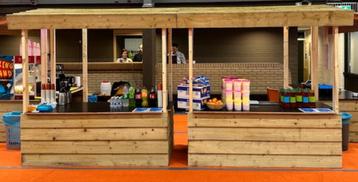 Nostalgische houten marktkramen te huur beschikbaar voor biedingen