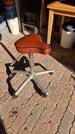 Kapperskruk met krokodillenprint zitting, Ophalen of Verzenden, Gebruikt, Bruin, Bureaukruk