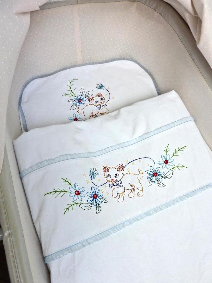 Handgemaakt dekbedovertrekje + sloop (wit/lichtblauw) NIEUW, Kinderen en Baby's, Overige Kinderen en Baby's, Nieuw, Ophalen