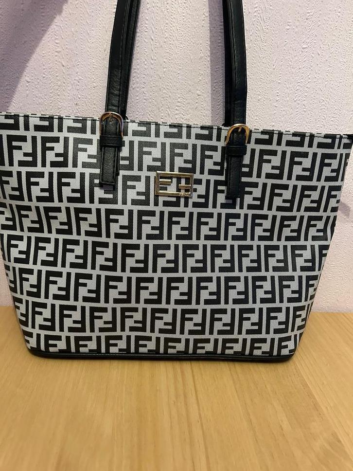 Fendi Tas - Totem Bag, Sieraden, Tassen en Uiterlijk, Tassen | Damestassen, Nieuw, Handtas, Zwart, Ophalen of Verzenden