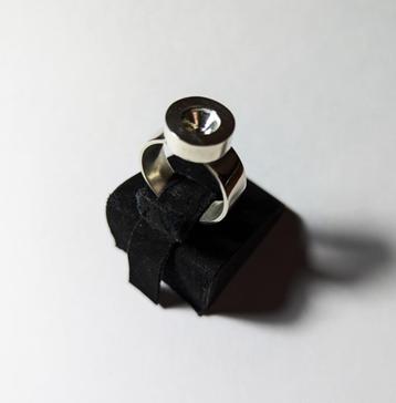 Zilveren ring met prachtig auteursontwerp  beschikbaar voor biedingen