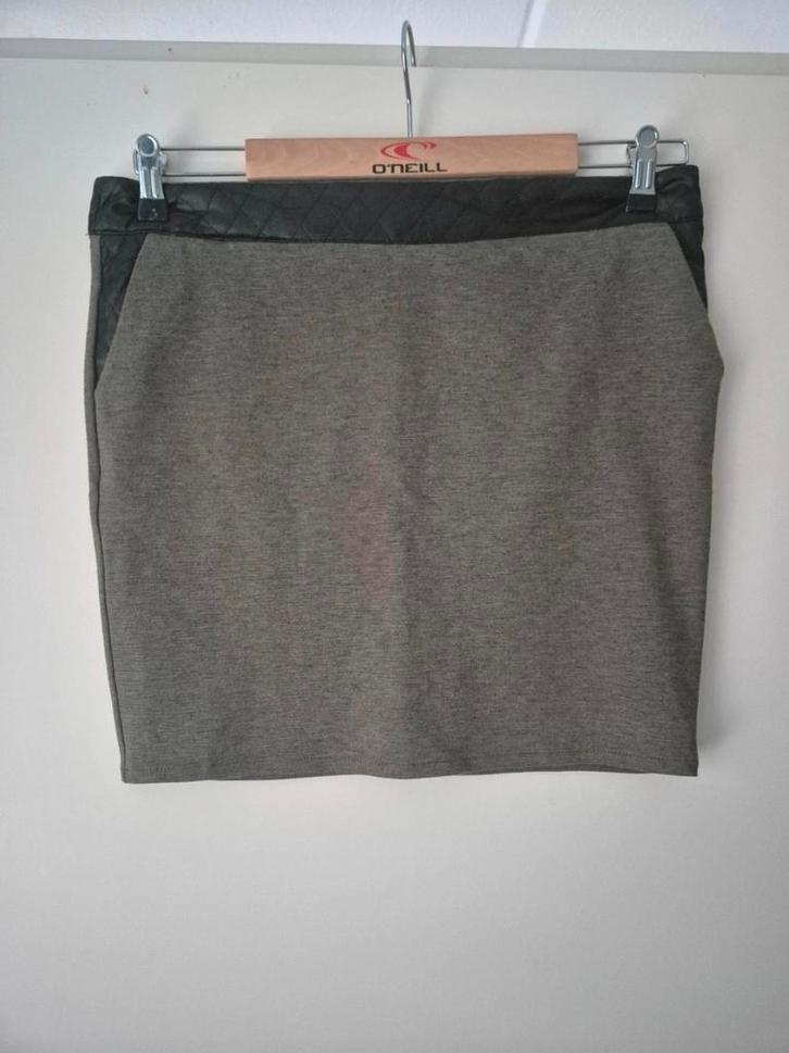 Costes khaki rok maat S met leather look tailleband, Kleding | Dames, Rokken, Zo goed als nieuw, Maat 36 (S), Groen, Boven de knie