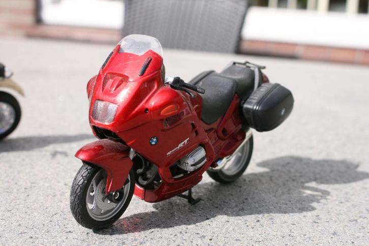 3 Miniatuur Motoren, 2 x BMW en 1 Suzuki schaal 1:18, Hobby en Vrije tijd, Modelbouw | Auto's en Voertuigen, Overige typen, Groter dan 1:32