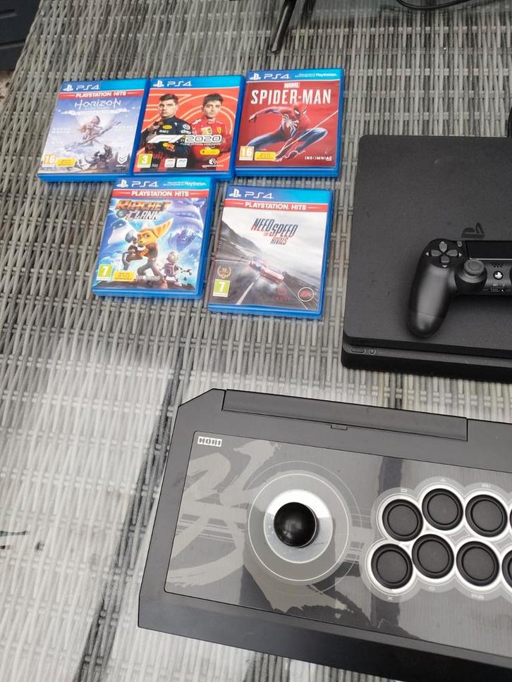 PS4 Slim 500GB + Games, Stuur, Arcade Stick, Spelcomputers en Games, Spelcomputers | Sony PlayStation 4, Zo goed als nieuw, Slim
