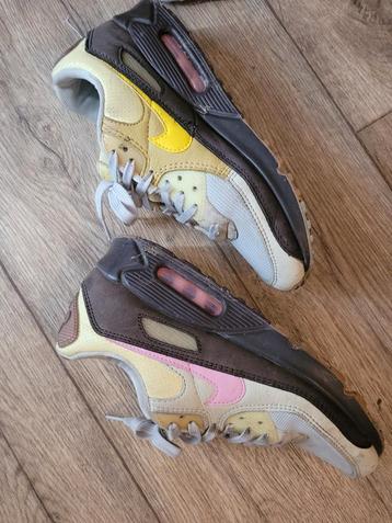 nike ene kant geel andere kant rose 39 beschikbaar voor biedingen