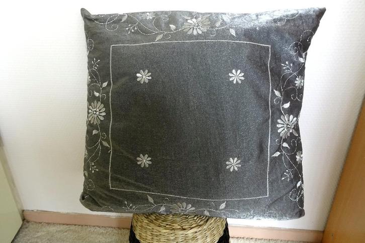 2 verschillende leuke , mooie sier kussens !!!, Huis en Inrichting, Woonaccessoires | Kussens, Zo goed als nieuw, Vierkant, Ophalen