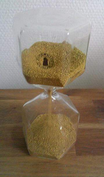 Grote glazen zandloper handgemaakt gouden balletjes beschikbaar voor biedingen