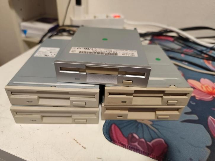 Vintage 3.5" floppy drives 2 . Getest en werkend., Computers en Software, Vintage Computers, Ophalen of Verzenden