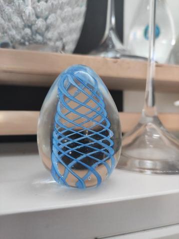 Glazen Presse-papier met Blauwe Spiraal beschikbaar voor biedingen