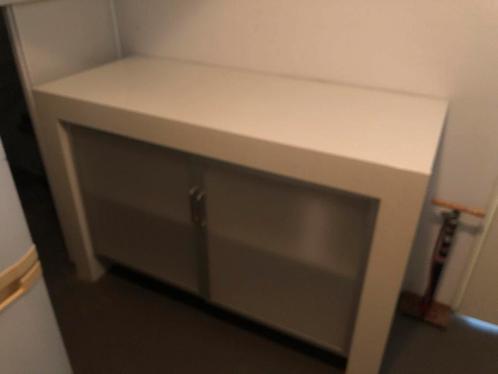 Mooie commode wit met transparant glas/kidsfactory Breda, Huis en Inrichting, Kasten | Dressoirs, Zo goed als nieuw, 25 tot 50 cm
