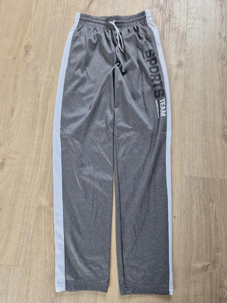 Grijze Sports Team trainingsbroek maat 158/164, Kinderen en Baby's, Kinderkleding | Maat 158, Zo goed als nieuw, Jongen of Meisje