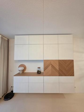 Wandkast wit met chevron houtaccenten - IKEA beschikbaar voor biedingen