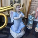 Mooie biscuit knielengel met blauw gewaad en roze vleugels, Antiek en Kunst, Antiek | Religie, Ophalen of Verzenden