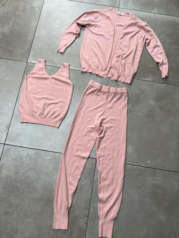 CHERRY KOKO ZACHT ROZE 3 DELIGE FIJN GEBREIDE PAK SET MAAT M beschikbaar voor biedingen