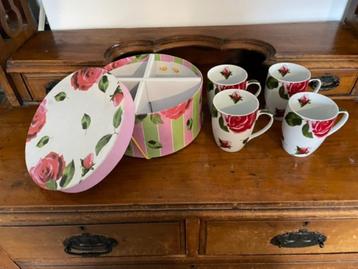 Set 4 romantische mokken mooie ronde doos rozenmotief nieuw. beschikbaar voor biedingen