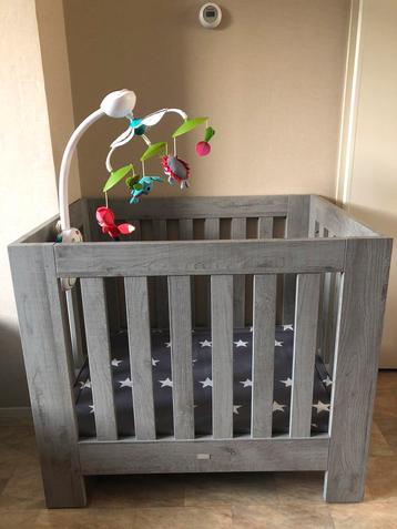 Kinderbox WTF met 2 boxkleden beschikbaar voor biedingen