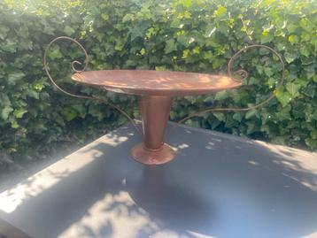 Decoratieve metalen schaal met voet beschikbaar voor biedingen