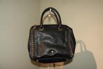 Elisabetta Franchi zwarte handtas gouden hardware merk erop