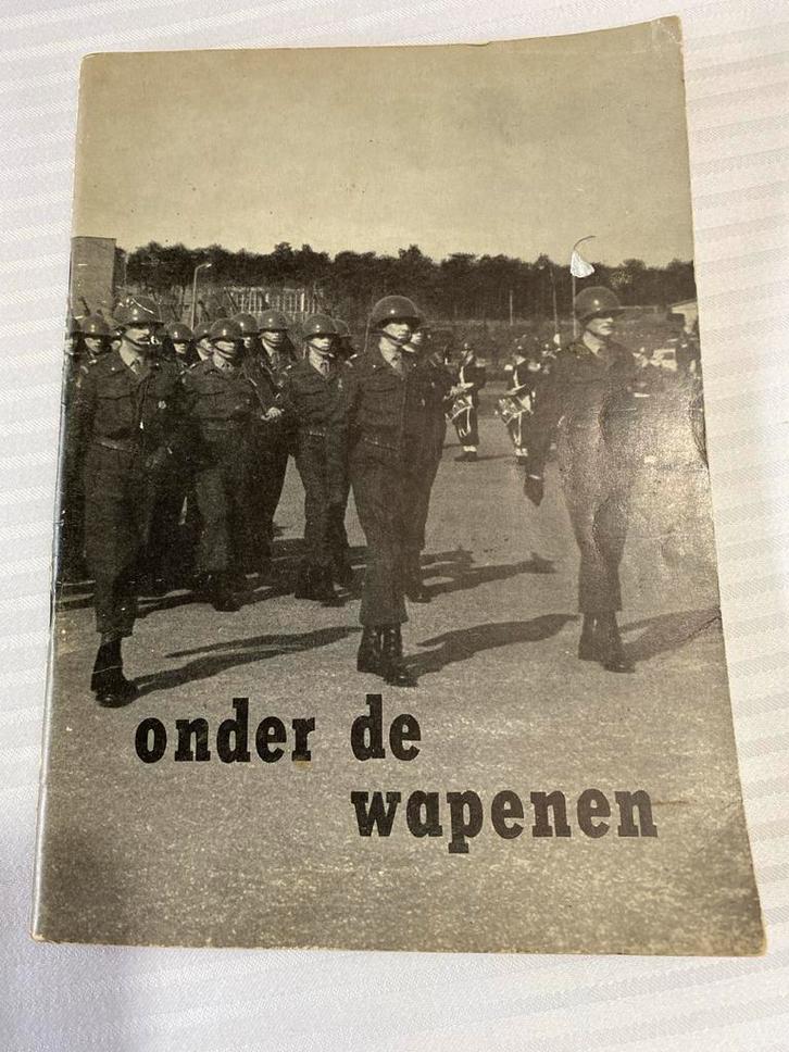 Onder de Wapenen - Militair Fotoboek 1963, Boeken, Oorlog en Militair, Gelezen, Algemeen, 1945 tot heden, Ophalen of Verzenden