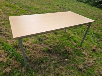 Kantoortafel - werktafel - bureautafel beschikbaar voor biedingen