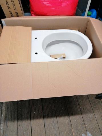 Te koopje toilet nieuw in verpakking moet weg!!  beschikbaar voor biedingen