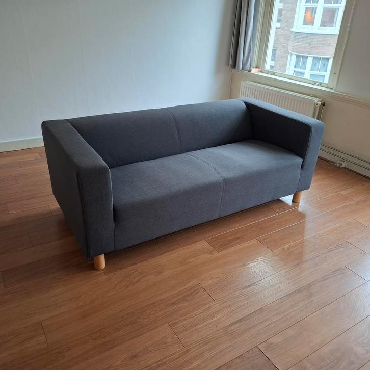 Grijze tweezitsbank, Huis en Inrichting, Banken | Sofa's en Chaises Longues, Gebruikt, Tweepersoons, 150 tot 200 cm, 75 tot 100 cm