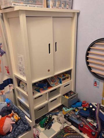 Kledingkast en commode  beschikbaar voor biedingen