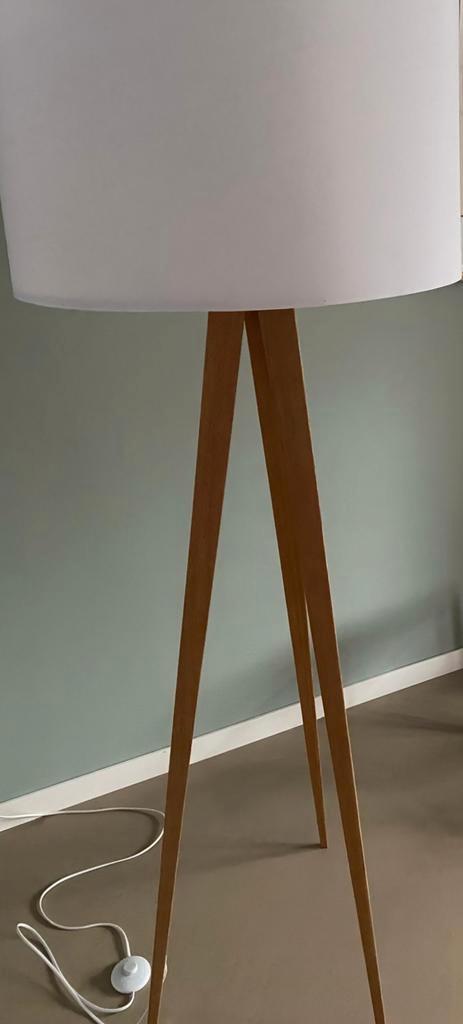 Zuiver Tripod Lamp - Stijlvolle Vloerlamp, Huis en Inrichting, Lampen | Vloerlampen, Gebruikt, 100 tot 150 cm, Hout, Stof, Ophalen