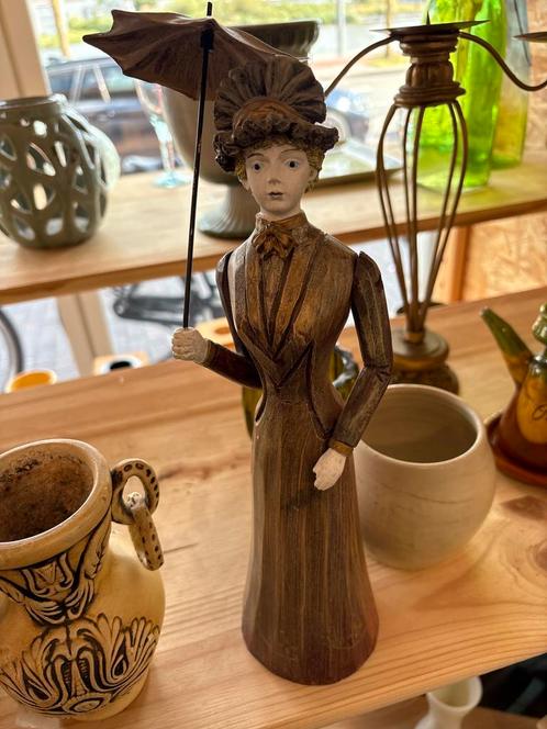 Houten beeld dame met parasol – Victoriaanse stijl, Antiek en Kunst, Antiek | Koper en Brons, Ophalen