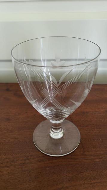 Gegraveerd glas doorsnede 9,7 cm en hoogte 17,2 cm beschikbaar voor biedingen
