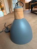 2 Grijze hanglampen met houten detail, Ophalen, Zo goed als nieuw, Hout, Minder dan 50 cm