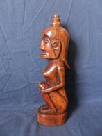 Zittende vrouwenfiguur Lombok (?) Indonesie h. 24,6 cm, Antiek en Kunst, Kunst | Beelden en Houtsnijwerken, Ophalen of Verzenden