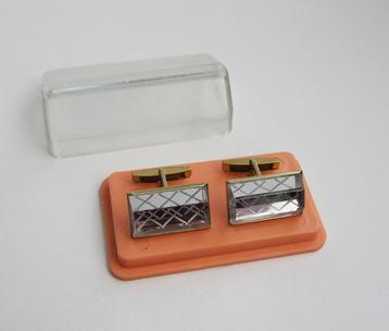 Vintage manchetknopen in doos  van de 70 - 80 jaren. beschikbaar voor biedingen