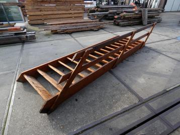 Houten trap (285 cm hoog) beschikbaar voor biedingen