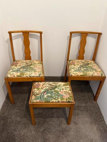 2 stoelen + kruk met fraai geborduurde zittingen beschikbaar voor biedingen
