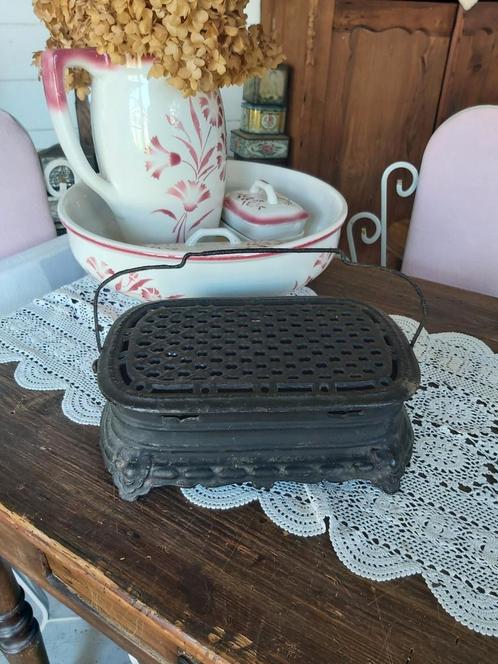 Oud brocante frans stoofje stoof gietijzer mooie details, Antiek en Kunst, Antiek | Woonaccessoires, Ophalen of Verzenden