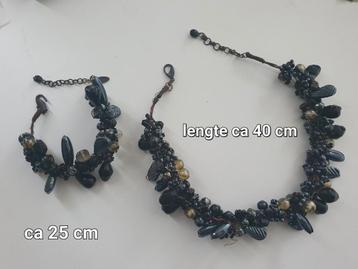 Zwart gemêleerde ketting en armband van glaskralen op koperd beschikbaar voor biedingen