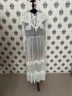 Antieke houten paspop en antieke, lange, kanten jurk., Ophalen