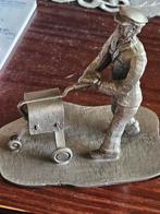 Tinnen beeldje postbode met kar, Ophalen