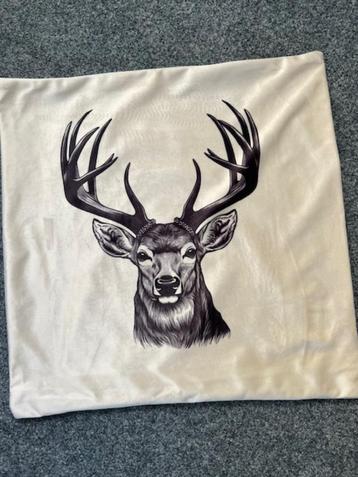 Kussenhoes met hert beschikbaar voor biedingen