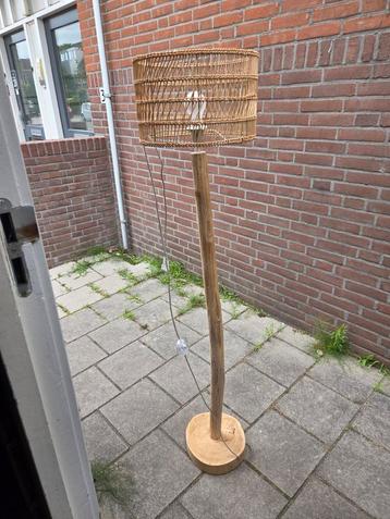 Staande boomstam lamp met rieten kap