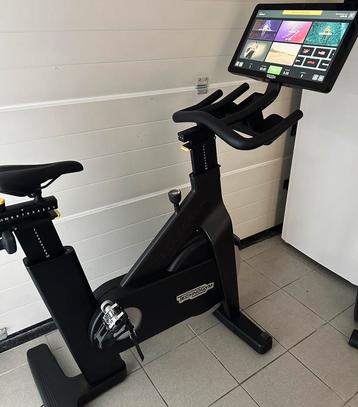 NIEUW Technogym Bike 22’’ Indoor Bike Spinning fiets Live beschikbaar voor biedingen