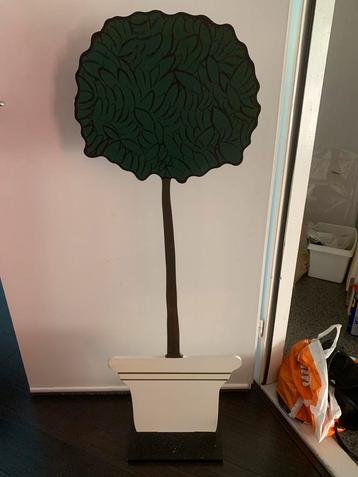 Moderne decoratie boom in pot beschikbaar voor biedingen
