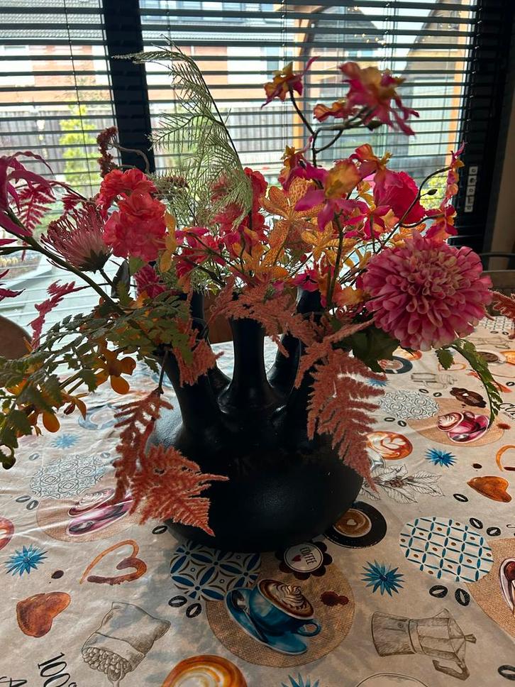 Zwarte Toeter met Kunstbloemen, Huis en Inrichting, Woonaccessoires | Vazen, Zo goed als nieuw, Zwart, Minder dan 50 cm, Overige materialen