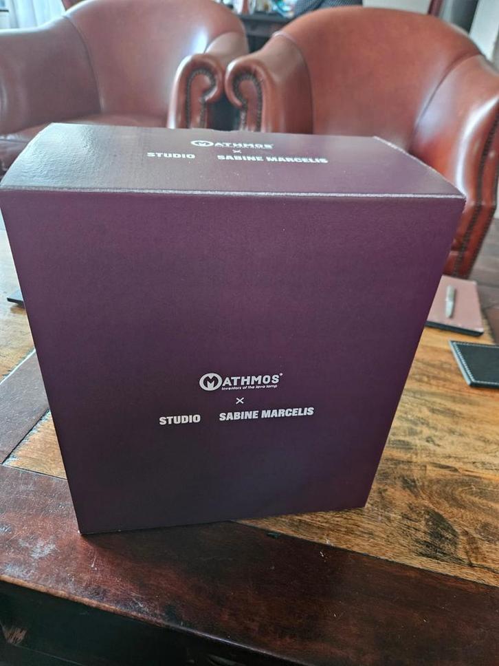 Mathmos X Sabine Marcelis Bordeaux Rode Lavalamp, Huis en Inrichting, Lampen | Tafellampen, Zo goed als nieuw, Ophalen of Verzenden